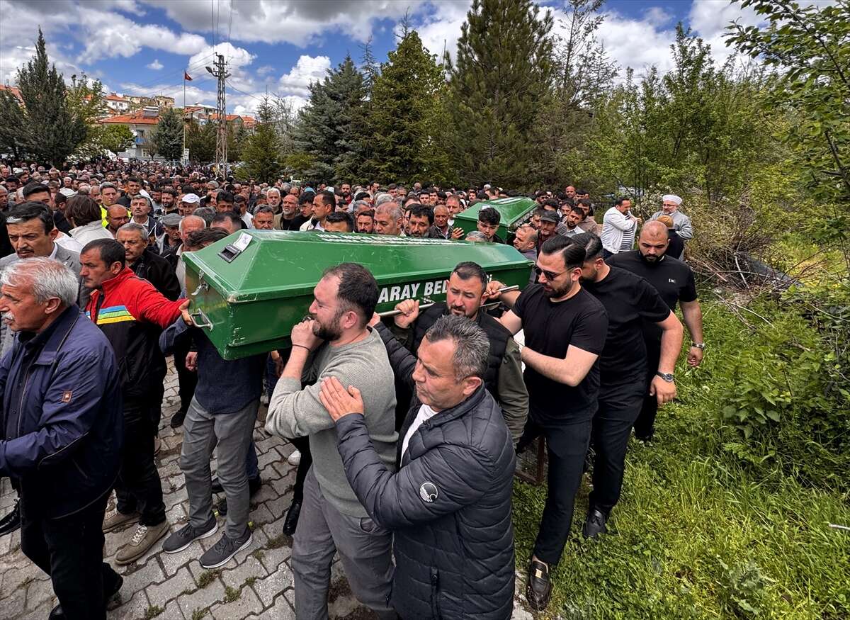 Aksaray’daki kuyu faciasında can veren 3 kişi yan yana toprağa verildi 3